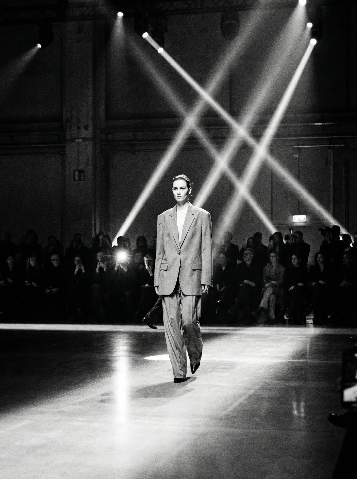 凯发平台 米兰时装周秀场短视频